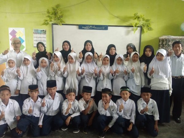 Keagraban Guru dengan Siswa Siswi MIN 6 Bener Meriah