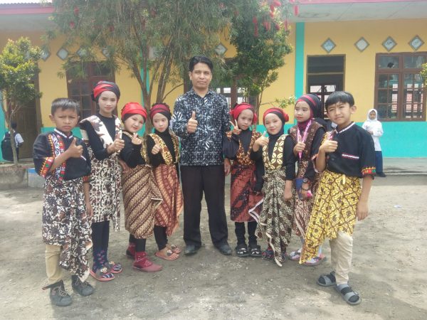 Siswa Siswi Peserta Tari Kreasi MIN 6 BM